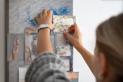 Korktafel mit abstraktem Gemälde-Motiv