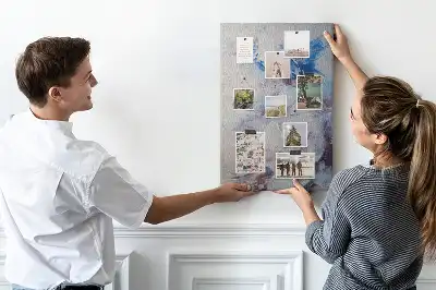 Korktafel mit abstraktem Gemälde-Motiv