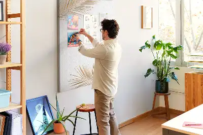 Pinnwand aus Kork mit goldenem Blätter-Motiv