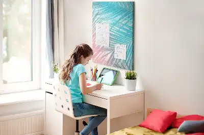 Pinnwand mit Palmenblätter-Motiv