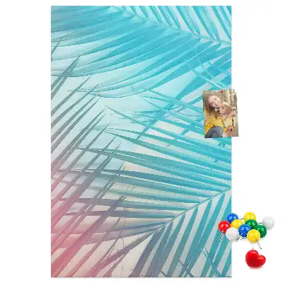 Pinnwand mit Palmenblätter-Motiv