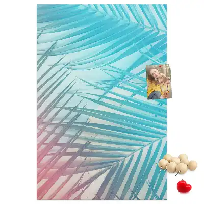 Pinnwand mit Palmenblätter-Motiv