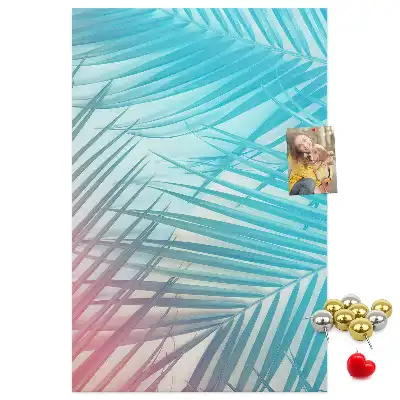 Pinnwand mit Palmenblätter-Motiv