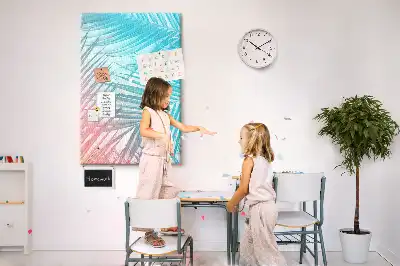 Pinnwand mit Palmenblätter-Motiv