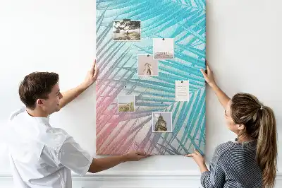 Pinnwand mit Palmenblätter-Motiv