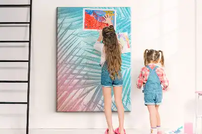 Pinnwand mit Palmenblätter-Motiv
