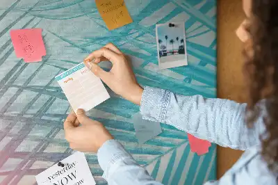 Pinnwand mit Palmenblätter-Motiv