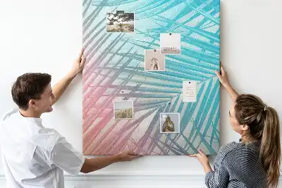Pinnwand mit Palmenblätter-Motiv
