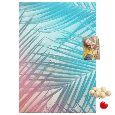 Pinnwand mit Palmenblätter-Motiv