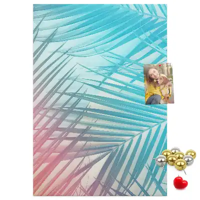 Pinnwand mit Palmenblätter-Motiv