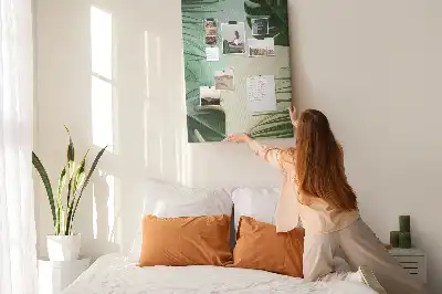 Kork-Pinnwand mit tropischem Monstera-Motiv