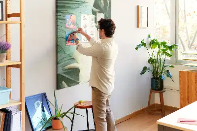 Kork-Pinnwand mit tropischem Monstera-Motiv
