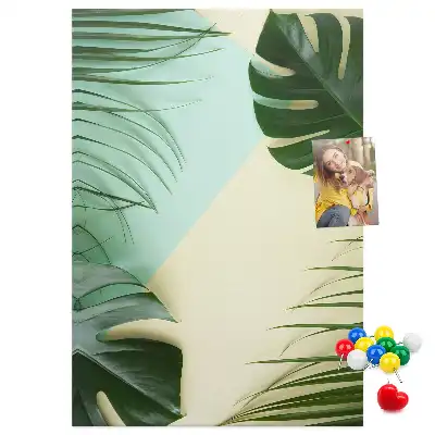 Kork-Pinnwand mit tropischem Monstera-Motiv