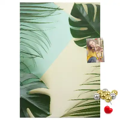 Kork-Pinnwand mit tropischem Monstera-Motiv