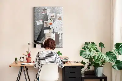 Korktafel mit abstraktem geometrischem Muster