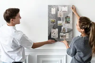 Korktafel mit abstraktem geometrischem Muster