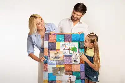 Pinnwand mit bunten Holzklötzen