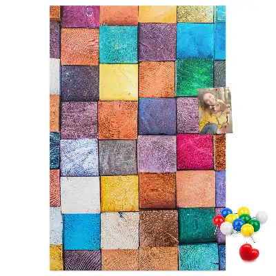Pinnwand mit bunten Holzklötzen