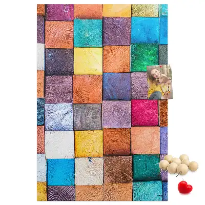 Pinnwand mit bunten Holzklötzen