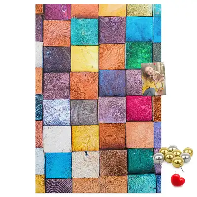 Pinnwand mit bunten Holzklötzen