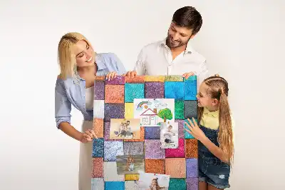 Pinnwand mit bunten Holzklötzen