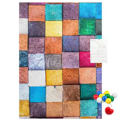 Pinnwand mit bunten Holzklötzen