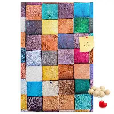 Pinnwand mit bunten Holzklötzen