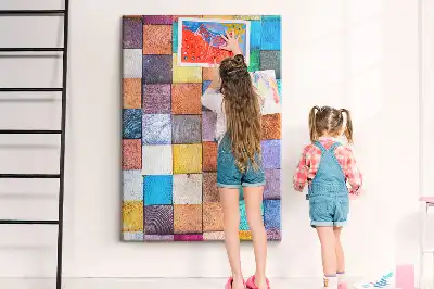 Pinnwand mit bunten Holzklötzen