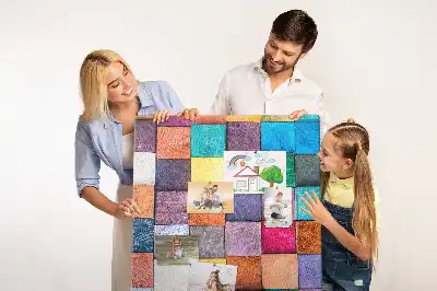 Pinnwand mit bunten Holzklötzen