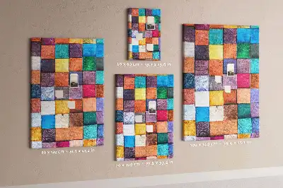 Pinnwand mit bunten Holzklötzen