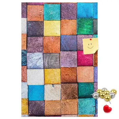 Pinnwand mit bunten Holzklötzen
