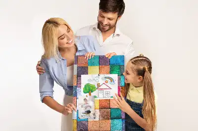 Pinnwand mit bunten Holzklötzen