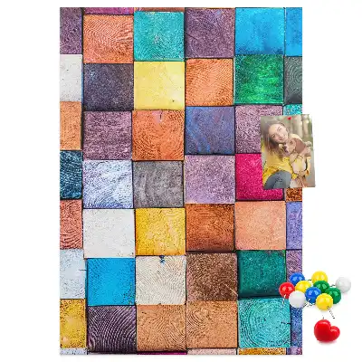 Pinnwand mit bunten Holzklötzen