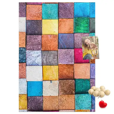 Pinnwand mit bunten Holzklötzen
