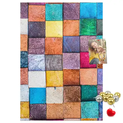 Pinnwand mit bunten Holzklötzen