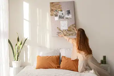 Korktafel mit vergoldeten Blättern