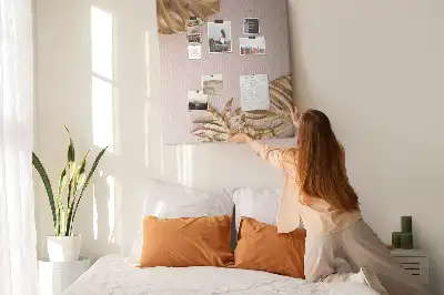 Korktafel mit vergoldeten Blättern