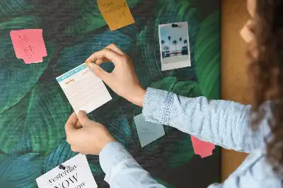 Pinnwand mit tropischem Blätter-Motiv