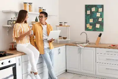 Pinnwand mit tropischem Blätter-Motiv