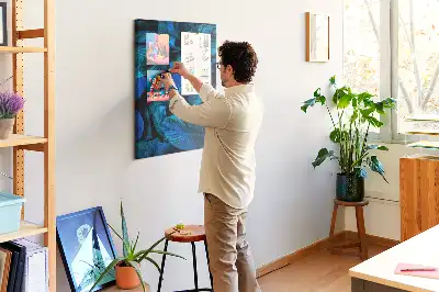 Korktafel mit tropischem Blättermotiv