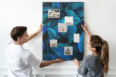 Korktafel mit tropischem Blättermotiv