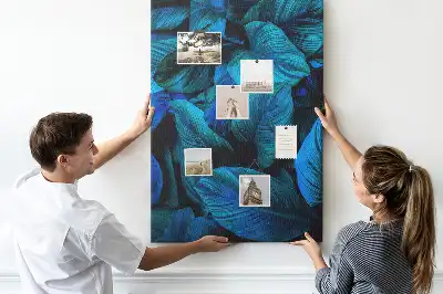 Korktafel mit tropischem Blättermotiv