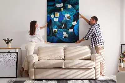 Korktafel mit tropischem Blättermotiv