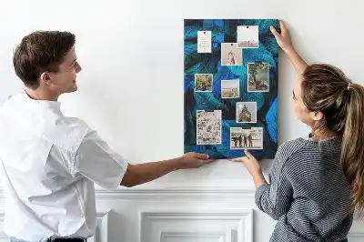 Korktafel mit tropischem Blättermotiv