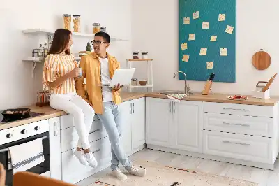 Korktafel mit geometrischer Abstraktion