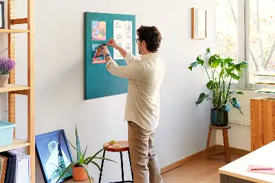 Korktafel mit geometrischer Abstraktion