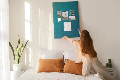 Korktafel mit geometrischer Abstraktion