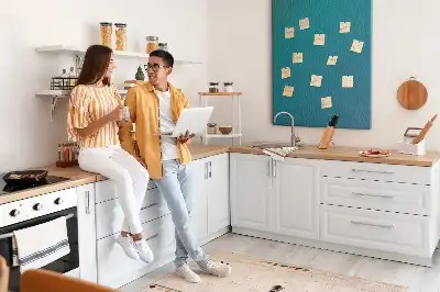 Korktafel mit geometrischer Abstraktion