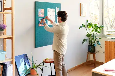 Korktafel mit geometrischer Abstraktion