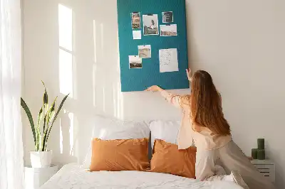Korktafel mit geometrischer Abstraktion